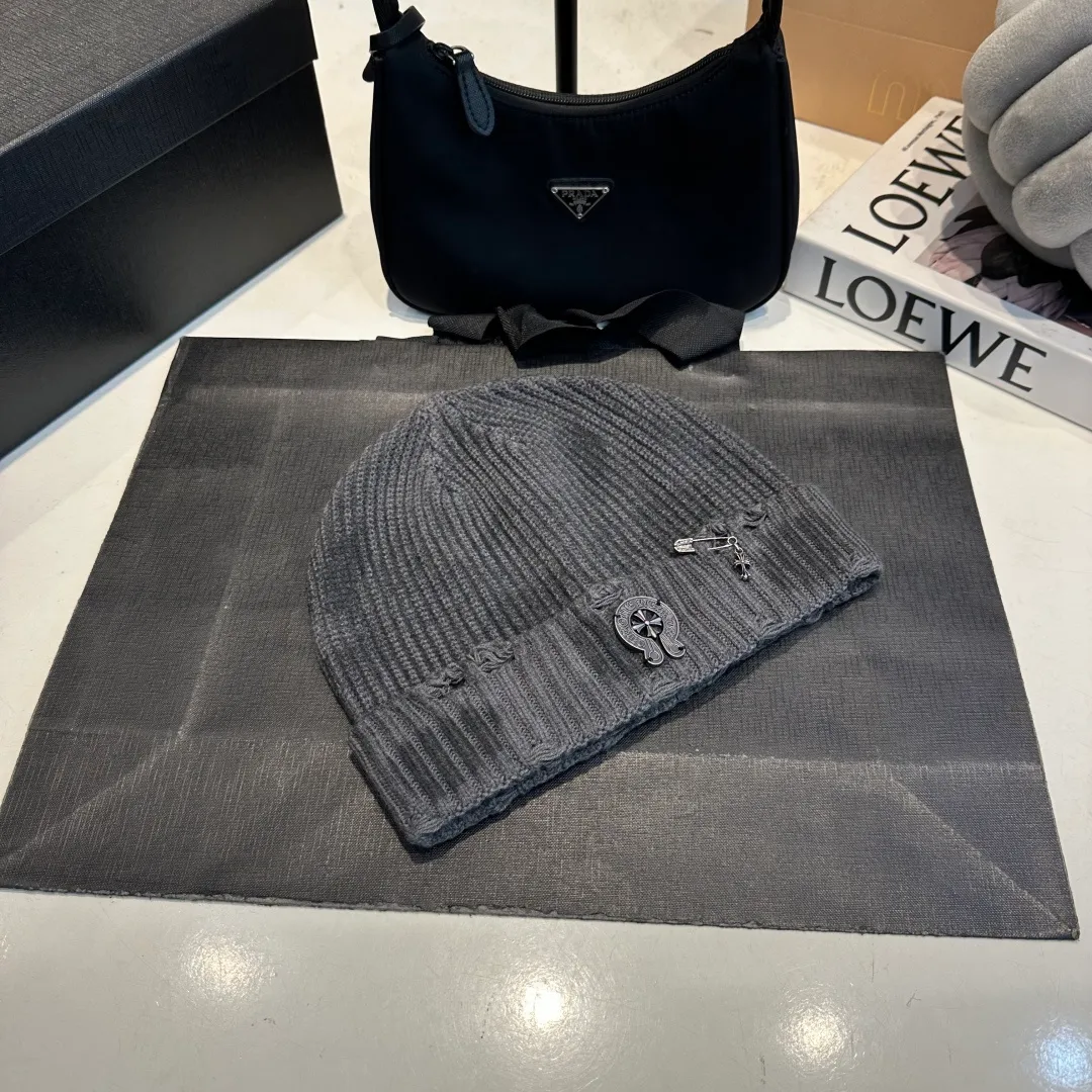 P60 Crow Heart Autumn and Winter Wool Knitted Beanie This must be the favorite of minimalism. It is clean, neat, fashionable and versatile, and will definitely not be picky about your face shape! A fashionable classic that lasts forever! Fashionable black and white can be purchased together